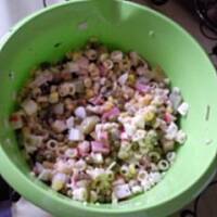 Sałatka z paluszkami krabowymi surimi i makaronem