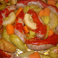 Biała kiełbasa pieczona z warzywami