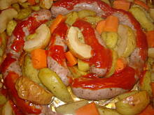 Fot. eNka, Biała kiełbasa pieczona z warzywami