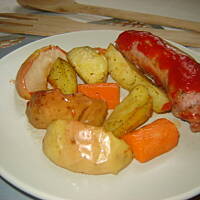 Biała kiełbasa pieczona z warzywami