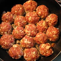 Klopsiki w sosie pieczeniowym z kapustą