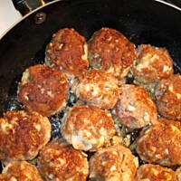 Klopsiki w sosie pieczeniowym z kapustą