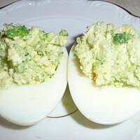 Jaja faszerowane brokułem