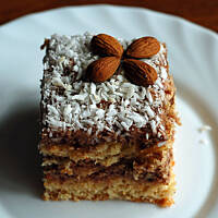 Biszkopt orzechowy przekładany kremem z migdałami