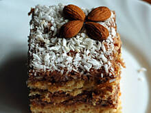 Fot. MAGDAITYLE, Biszkopt orzechowy przekładany kremem z migdałami