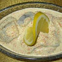 Sledzie w sosie z kwasnej smietany z ikra i chrzanem