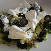 Brokułowa sałatka z serem pleśniowym i oliwkami z czosnkowym sosem kasiuli