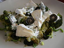 Fot. kasiul_a, Brokułowa sałatka z serem pleśniowym i oliwkami z czosnkowym sosem kasiuli