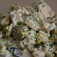 Brokułowa sałatka z serem pleśniowym i oliwkami z czosnkowym sosem kasiuli