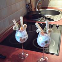 Deserek owocowy z bitą śmietaną