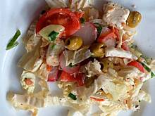 Fot. MAGDAITYLE, Sałatka grecka z rzodkiewką i pietruszką