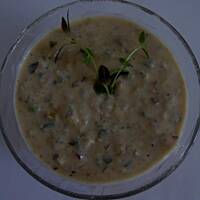 Sos do salatek z jogurtem, jalapeno i piklami z ogorka