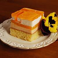 Ciasto brzoskwiniowe z bitą śmietaną i galaretką