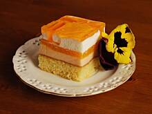 Fot. frankafiranka, Ciasto brzoskwiniowe z bitą śmietaną i galaretką