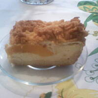 Sernik z brzoskwiniami