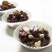 Ciasteczka czekoladowe różnościami najeżone