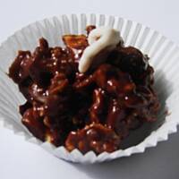 Ciasteczka czekoladowe różnościami najeżone