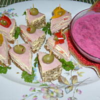 Koreczki  z szynki z dipem buraczkowym