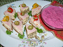 Fot. anyżella, Koreczki  z szynki z dipem buraczkowym