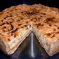 Słony sernik z serem żółtym, boczkiem i porami