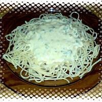 Jogurtowo-czosnkowy sos do makaronu lub ryżu