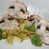 Runo leśne" czyli pieczarki w mięsnych klopsach na ogórkach kasiuli