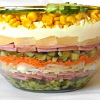 Sałatka warstwowa z szynką