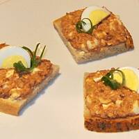 Pasta rybna - pomidorowa z jajkiem i cebulką