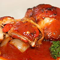 Drobiowe udka nadziewane papryką i cebulą w słodko kwaśnym sosie kasiuli