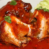 Drobiowe udka nadziewane papryką i cebulą w słodko kwaśnym sosie kasiuli