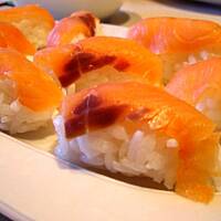 SUSHI nigiri z łososiem