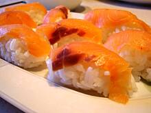 Fot. PaniMISIOWA, SUSHI nigiri z łososiem