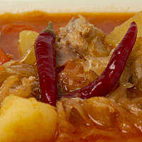 Kapuśniak na żeberkach z miękkimi ziemniakami