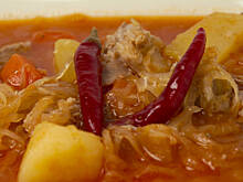 Fot. Wkn, Kapuśniak na żeberkach z miękkimi ziemniakami