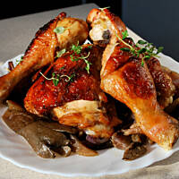 Pieczone udka kurczaka z boczniakami