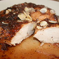 Słodziutka pierś w sosie śliwkowym z rodzynkami i migdałami kasiuli