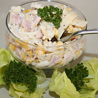 Sałatka z serem szynką i ananasem w czosnkowo ziołowym sosie kasiuli