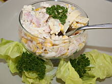 Fot. kasiul_a, Sałatka z serem szynką i ananasem w czosnkowo ziołowym sosie kasiuli
