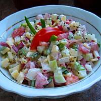 Surówka wiosenna z serem żółtym