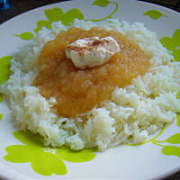 Ryż z duszonymi jabłkami i śmietaną