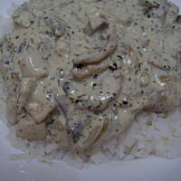 Kurczak w sosie śmietanowo-pieczarkowym z ryżem.