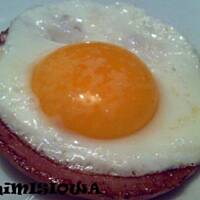 Jajko sadzone w łódeczce z mortadeli