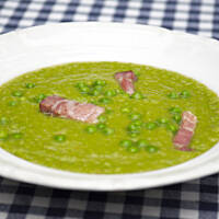 Zupa z zielonego groszku z boczkiem
