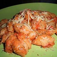 Makaron z pomidorami i serem