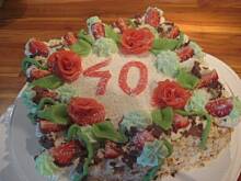 Fot. aniaoogorek, Tort śmietankowo-truskawkowy z różami