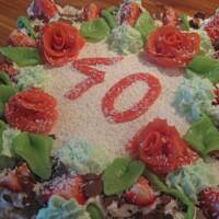 Tort śmietankowo-truskawkowy z różami