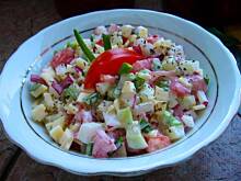 Fot. niebieska różyczka, Surówka wiosenna z serem żółtym