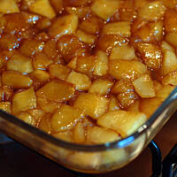 Tarta Tatin - odwrócona tarta jabłkowa zapiekana z karmelem, z gałką lodów i cynamonem