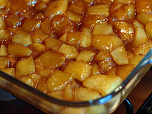 Fot. MAGDAITYLE, Tarta Tatin - odwrócona tarta jabłkowa zapiekana z karmelem, z gałką lodów i cynamonem