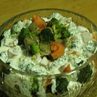 Sałatka warstwowa z brokułem.